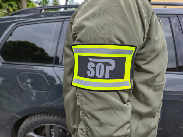 Odblaskowa opaska szybkiego rozpoznania nadruk SOP (Służba Ochrony Państwa)