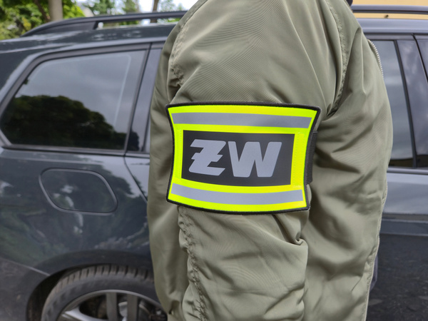 Odblaskowa opaska szybkiego rozpoznania nadruk ŻW (Żandarmeria Wojskowa)
